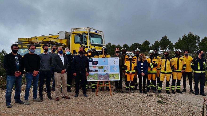 Autoridades y efectivos durante la presentación del operativo para la temporada de alto riesgo de incendio forestal, ayer.