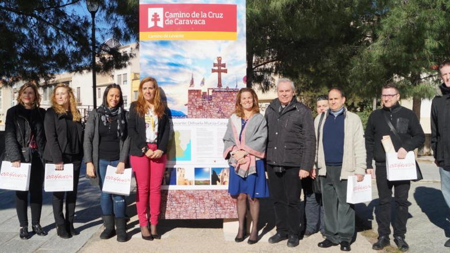 La edil de Turismo, Sofía Álvarez, en el centro, acompañada de los establecimientos colaboradores en el inicio del sendero