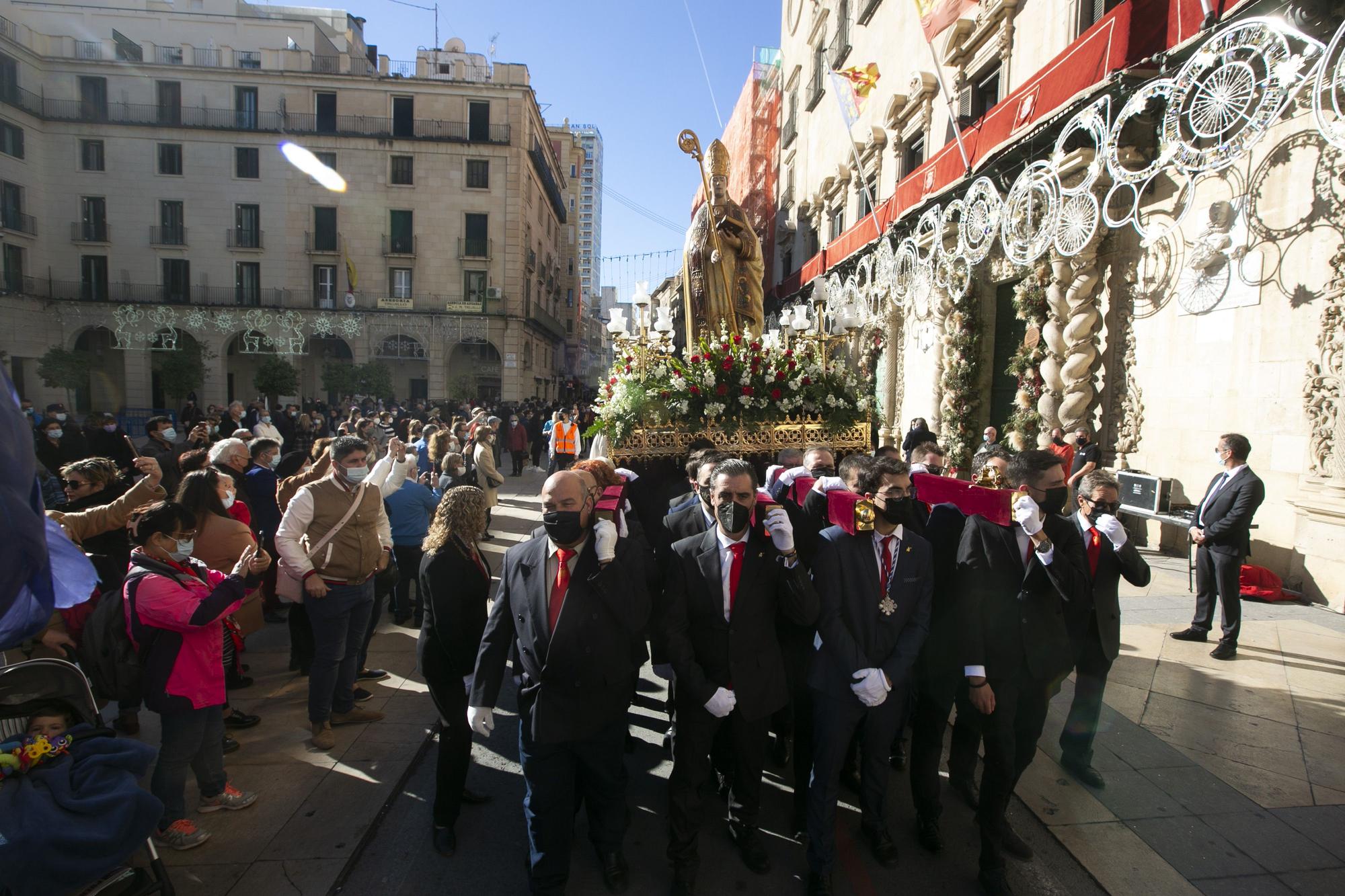 Procesión de San Nicolás y ambiente festivo en Alicante por el Día de la Constitución