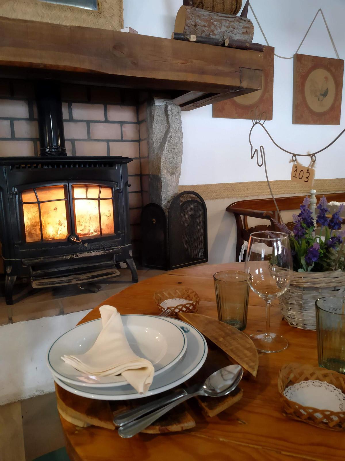 La decoración rústica, los salones cálidos, el jardín y la terraza amplia de Finca Los Valdespinos (Toledo).