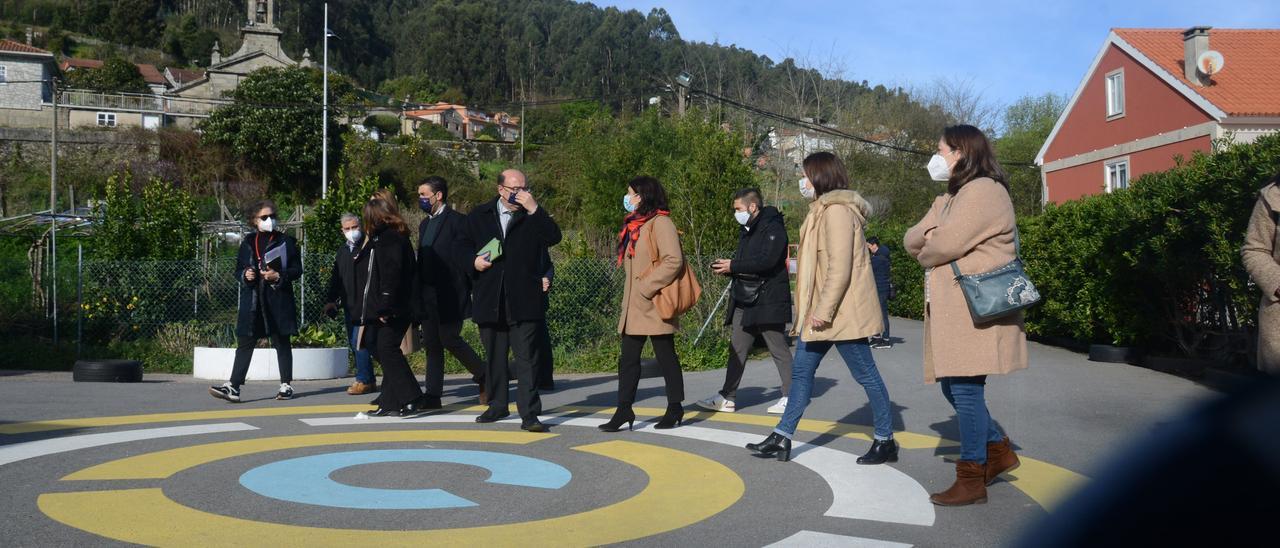 Un momento de la visita de ayer de responsables de la Xunta de Galicia y del Concello de Bueu al colegio infantil de A Pedra.