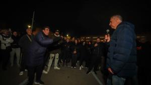 El alcalde Albiol explica a los vecinos congregados en el campo de fútbol de Montigalà la situación de la ocupación de Can Bofí Vell