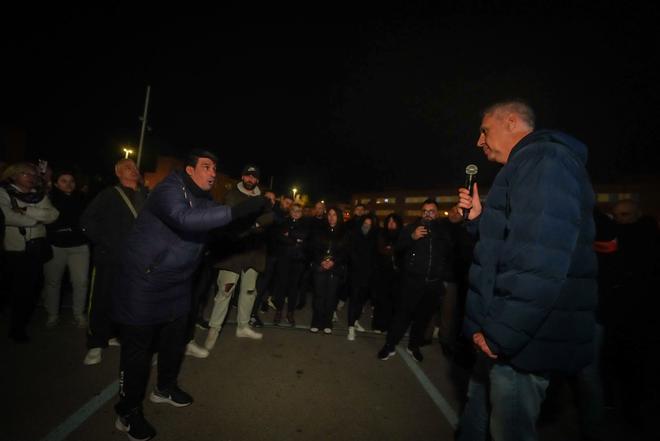 El alcalde Albiol explica a los vecinos congregados en el campo de fútbol de Montigalà la situación de la ocupación de Can Bofí Vell