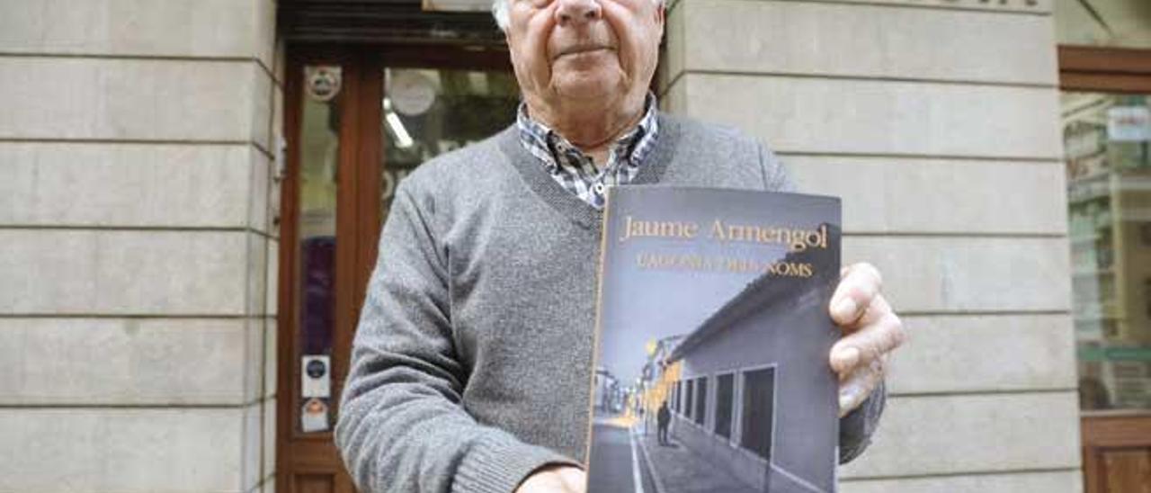 Jaume Armengol, frente a su farmacia en Inca