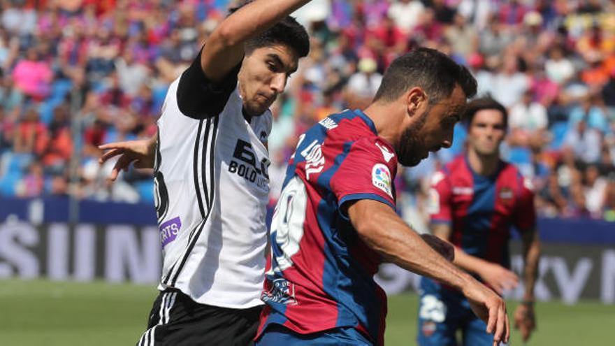 Pedro, con Carlos Soler en el derbi del Ciutat.