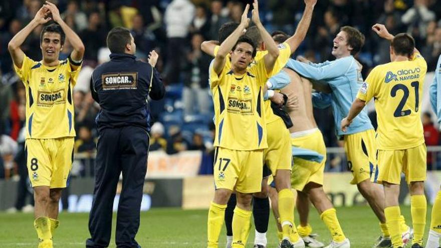 Los jugadores del Alcorcón celebran su pase a octavos de final.