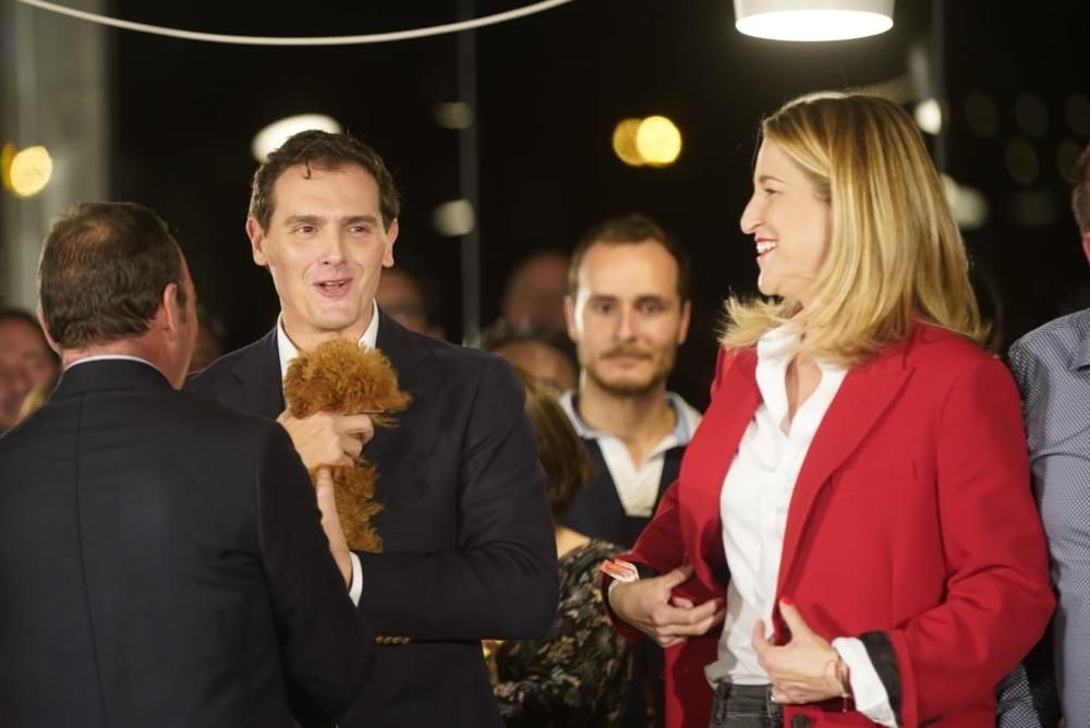 Albert Rivera y un perro como Lucas a su mitin en València