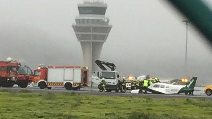 Una avioneta aterriza en Los Rodeos con la panza al romperse el tren de aterrizaje