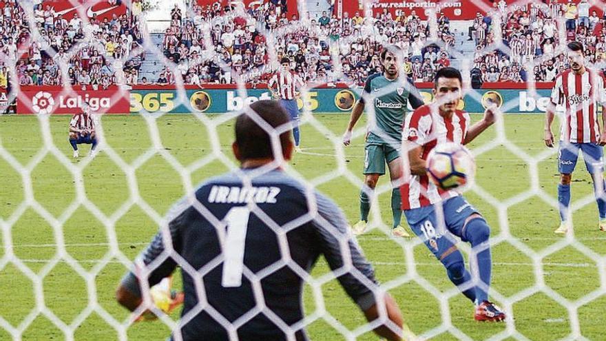 Isma López lanza el penalti a Iraizoz.