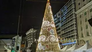 A Coruña inaugura la Navidad con el encendido del alumbrado en el Obelisco