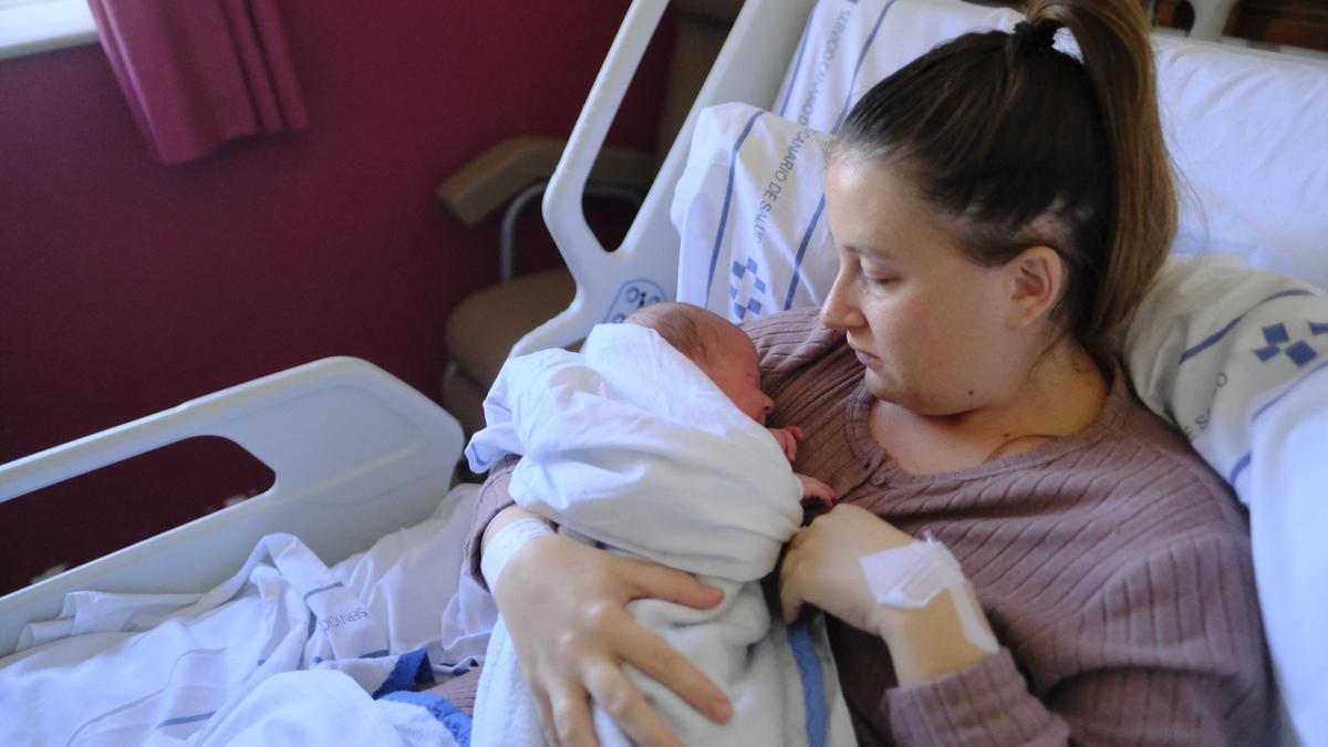 Verónica González y su hijo Rodrigo, en el Hospital Materno Infantil de Gran Canaria