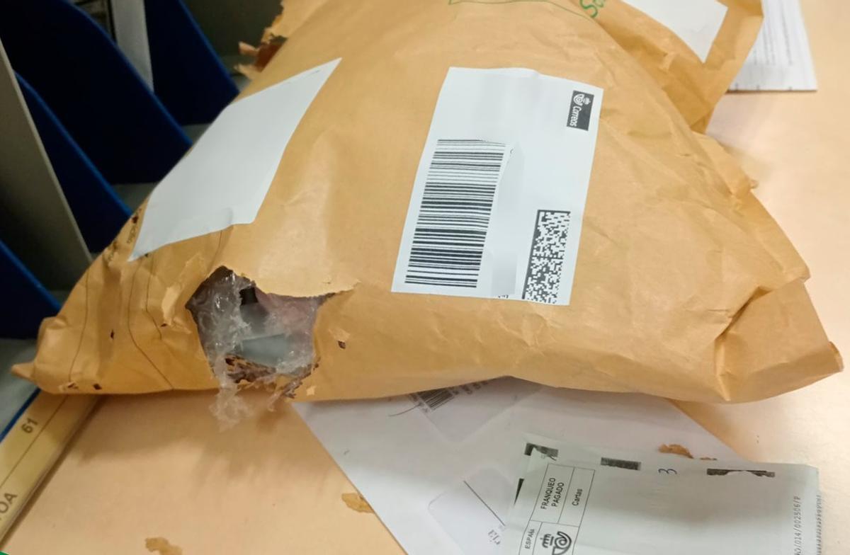 Un paquete de Correos en la avenida de la Paloma con mordeduras de ratas, en una imagen facilitada hace unos meses por CSIF.