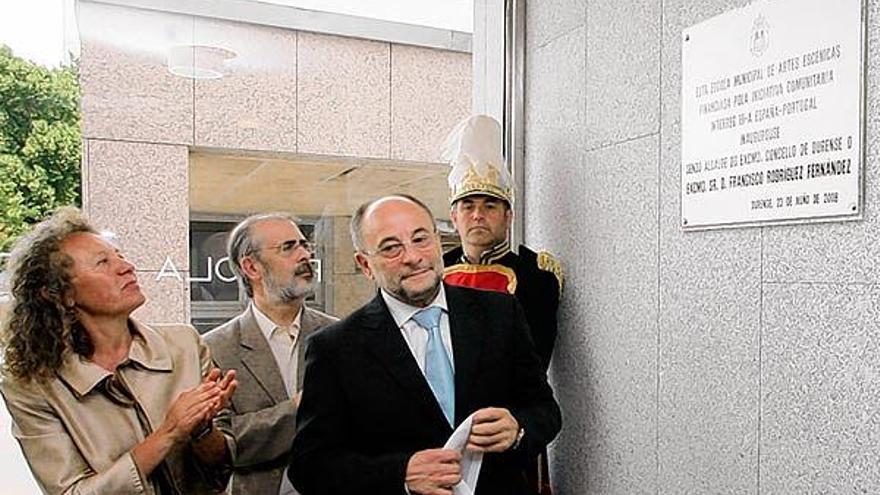 El alcalde descubre la placa inaugural del edificio.