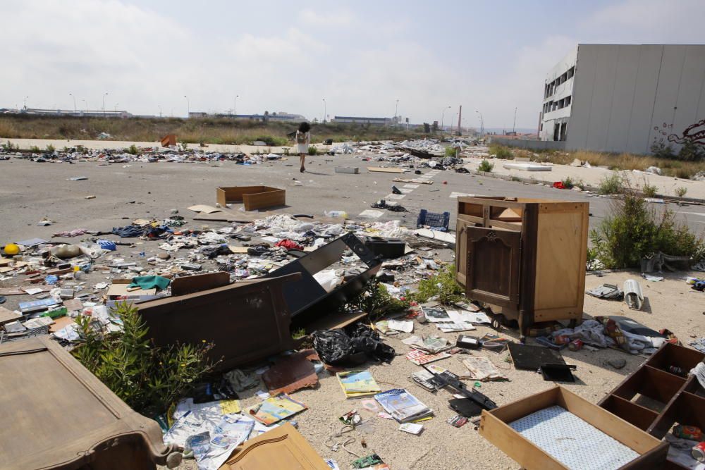 Basura en el entorno del Cementerio