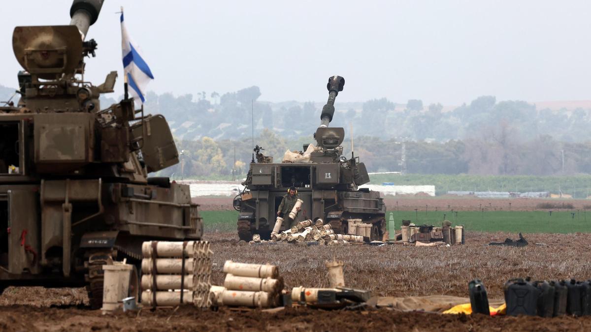 Unidades de artillería del Ejérctito de Israel, junto a la Franja de Gaza.