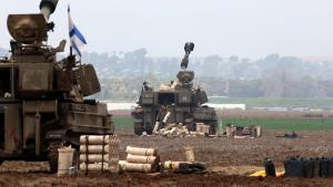 Unidades de artillería del Ejérctito de Israel, junto a la Franja de Gaza.