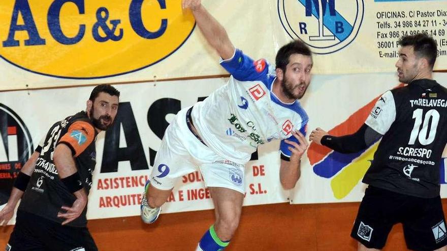 Andrés Sánchez lanza a portería durante el partido de ayer en el CGTD. // Rafa Vázquez