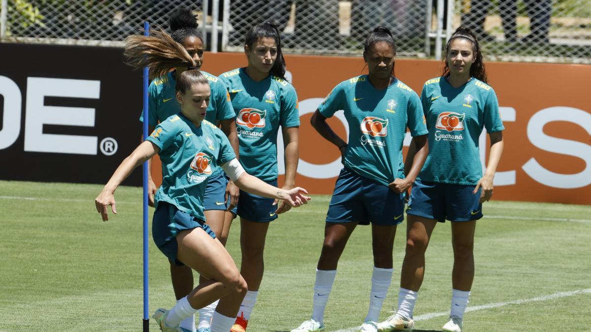 La jugadora de la selección femenina de fútbol de Brasil, Gio, participa junto a sus compañeras en un entrenamiento del equipo