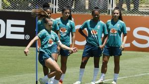 La jugadora de la selección femenina de fútbol de Brasil, Gio, participa junto a sus compañeras en un entrenamiento de la Selección Brasileña