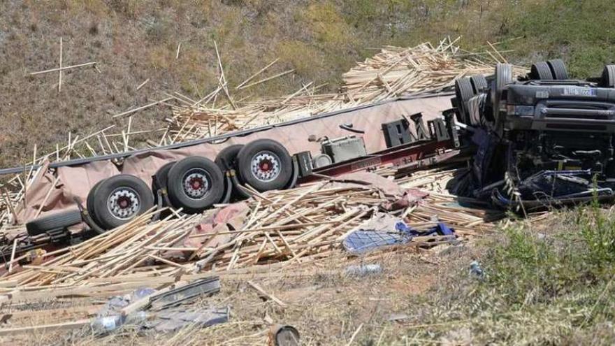 Fallece un camionero gallego tras volcar su tráiler en la A-6 a la altura de Ponferrada
