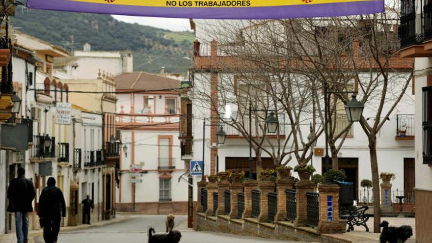 Una gran pancarta con la bandera republicana ha sido colocada en una céntrica calle del municipio malagueño de Arriate, de unos 4.000 habitantes, con el lema "La crisis, que la pague el capital y no los trabajadores". La colocación de esta pancarta ha sido una iniciativa del Partido Comunista de Andalucía (PCA), que pretende dejarla en la calle Ronda del municipio durante "el tiempo que dure la crisis económica".