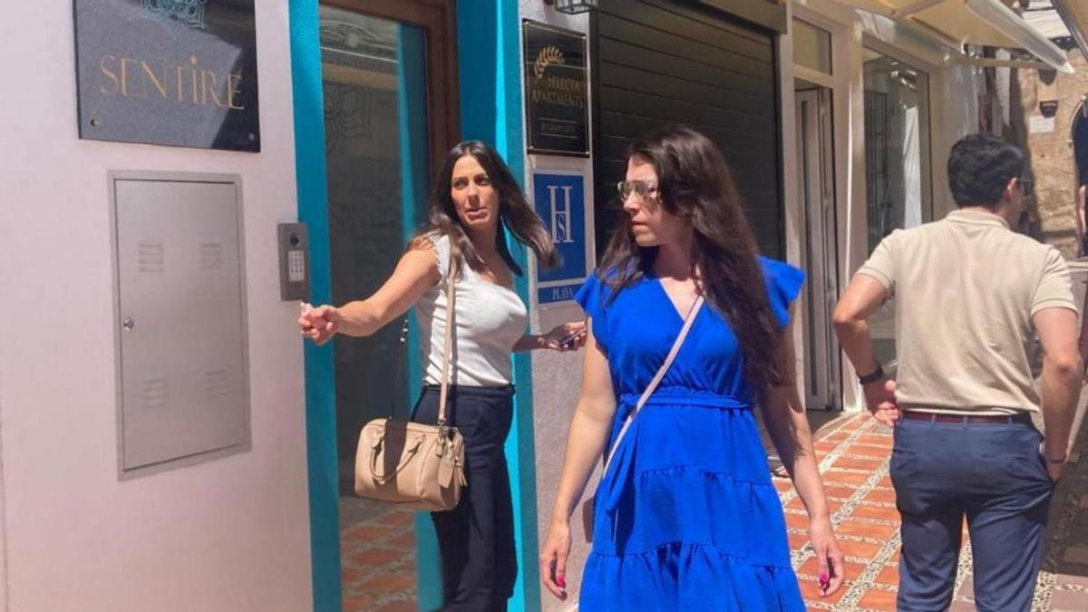 Dos turistas salen de un edificio de viviendas turísticas ubicado en el Casco Antiguo de Marbella.