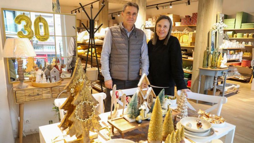 Félix Pérez y Lina Pérez, ayer en su tienda de Vilagarcía. | I. Abella