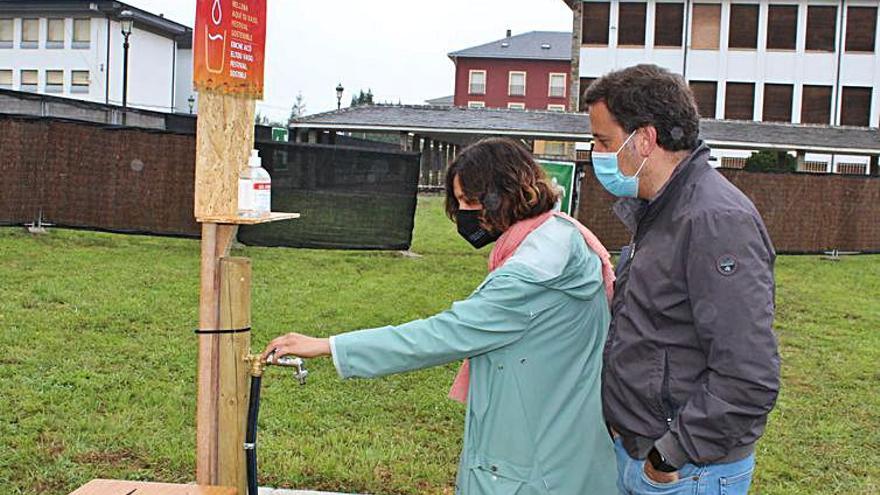 El concejal Gonzalo Asenjo y la responsable del Festival, en el punto donde se ofrecerá al público que pueda coger agua. | T. C.