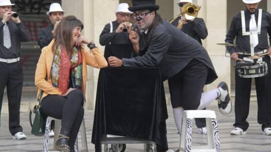 La compañía La Quinta Dolçainera puso ayer en escena «A medida» en la Plaça de Dins.