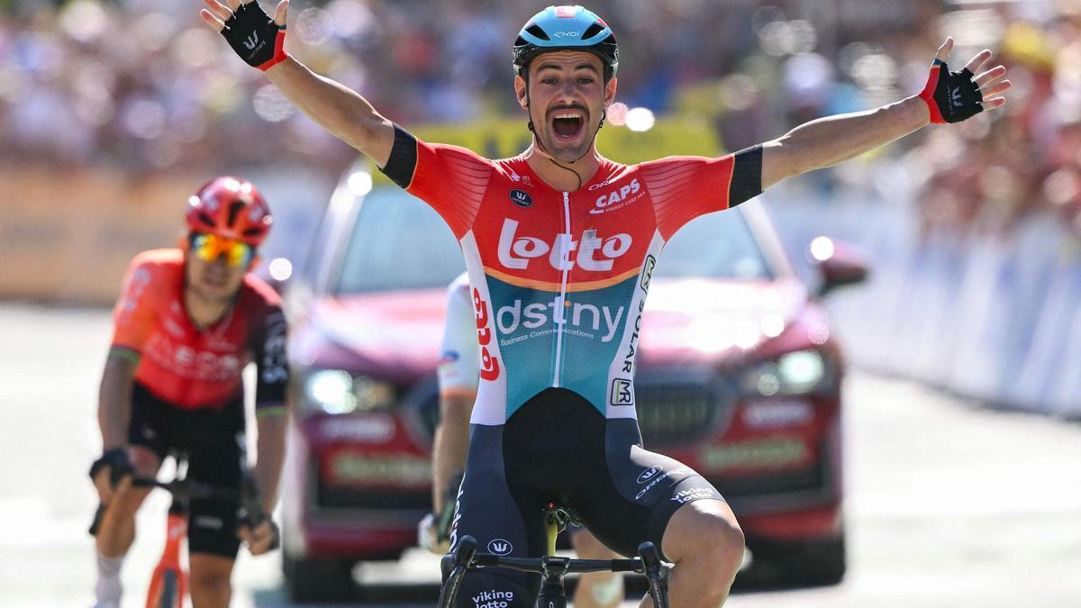 El belga Campanaerts celebra su triunfo de etapa en el Tour.