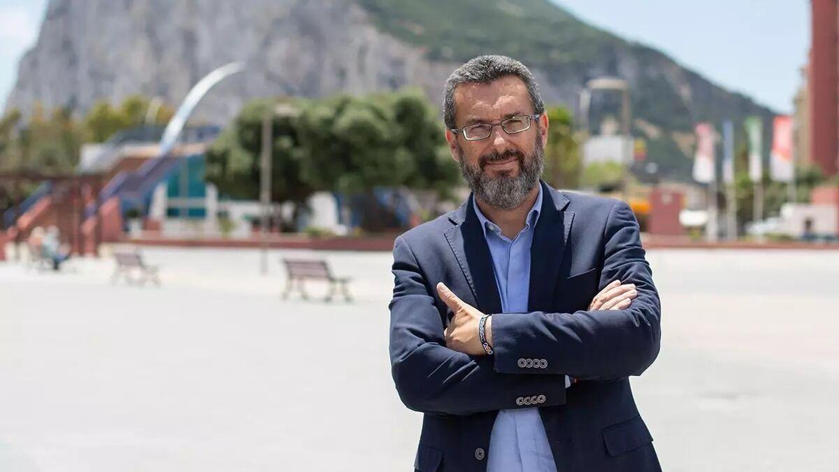 El alcalde de La Línea, Juan Franco, con el Peñón de Gibraltar al fondo.