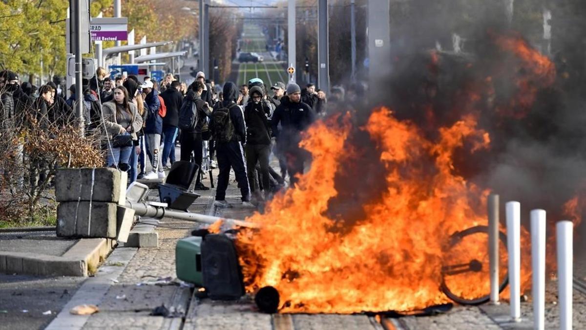 Una barricada en llamas en Burdeos, en la protesta de los estudiantes.