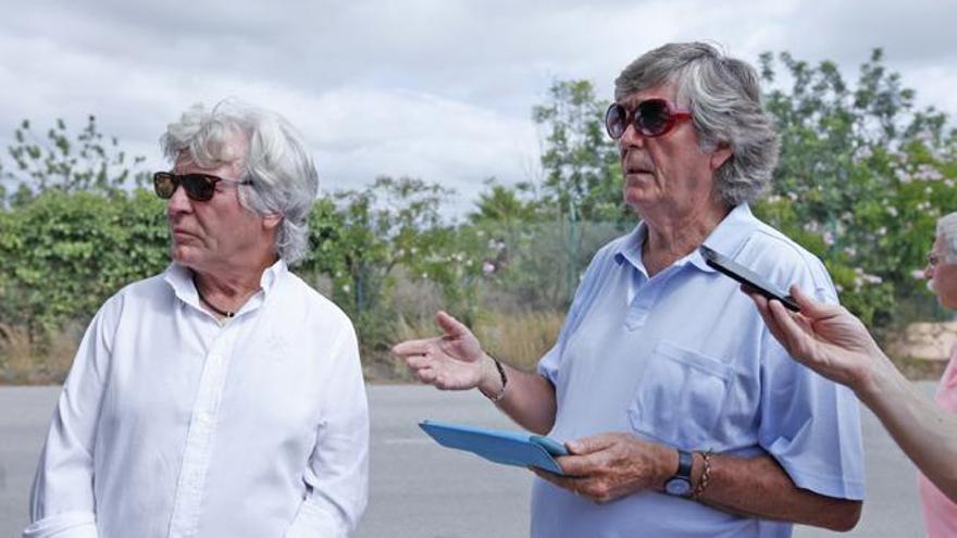 Ángel Nieto y Daniel Busturia, ayer en la zona de ses Torres de Talamanca.