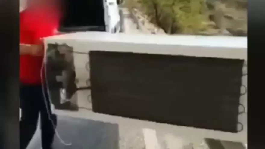 Vídeo | Llença una nevera a la muntanya al crit de «reciclant»