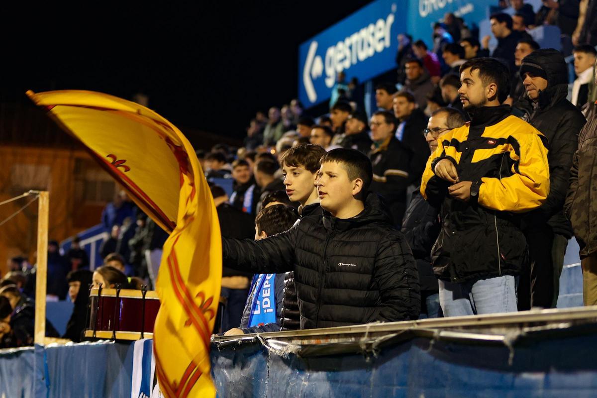 Un aficionado del Alcoyano anima a su equipo durante el Alcoyano - Yeclano Deportivo.