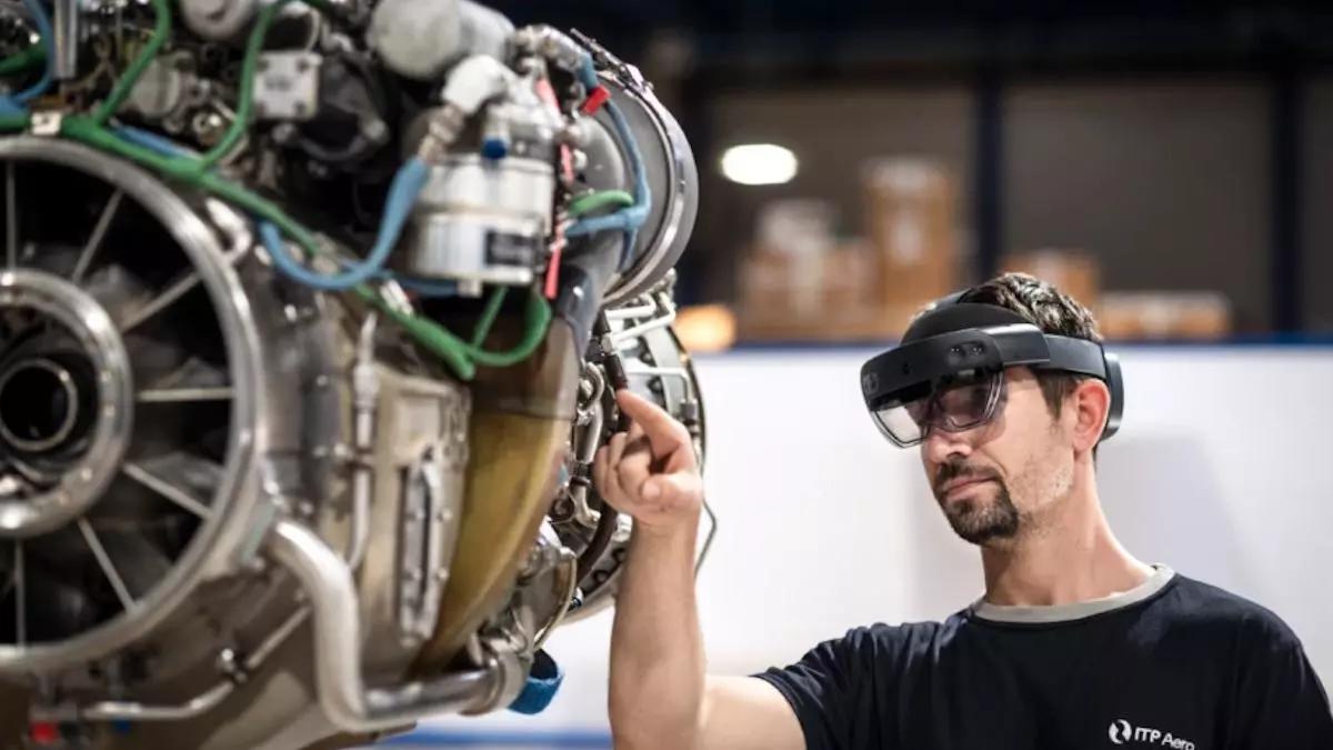 Un trabajador revisa un motor en las instalaciones de ITP Aero.