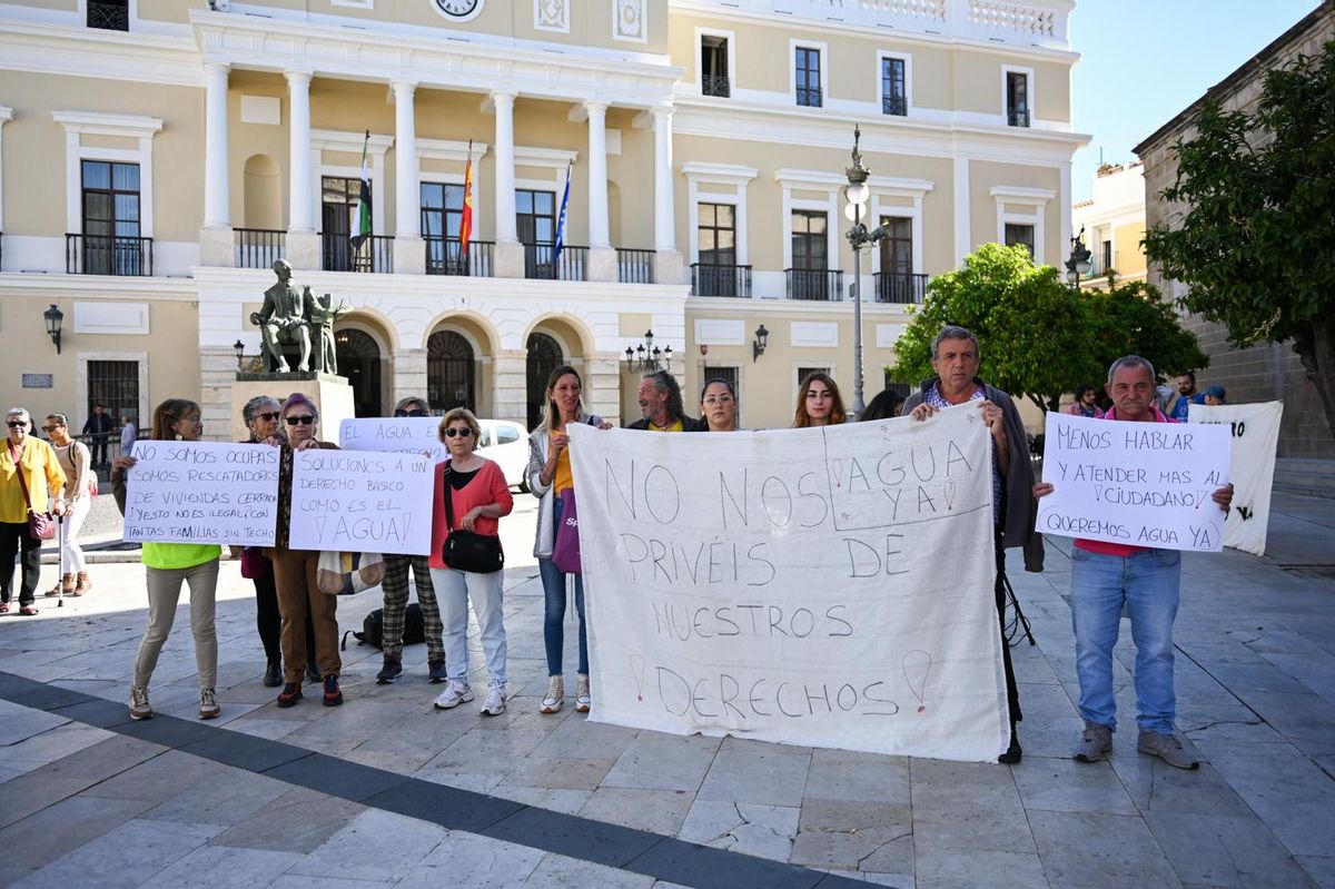 Vecinos exigen que se les permitan dar el alta en las viviendas 'okupadas' de los pisos de Eduardo Naranjo, en Suerte de Saavedra.