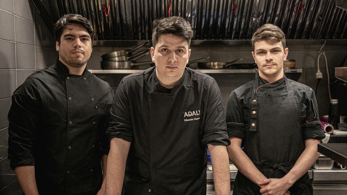 Eduardo Guerrero, en el centro, junto al equipo de cocina de Adaly.