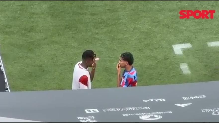 Lamine Yamal y Nico Williams charlan distendidamente en el túnel de vesturios