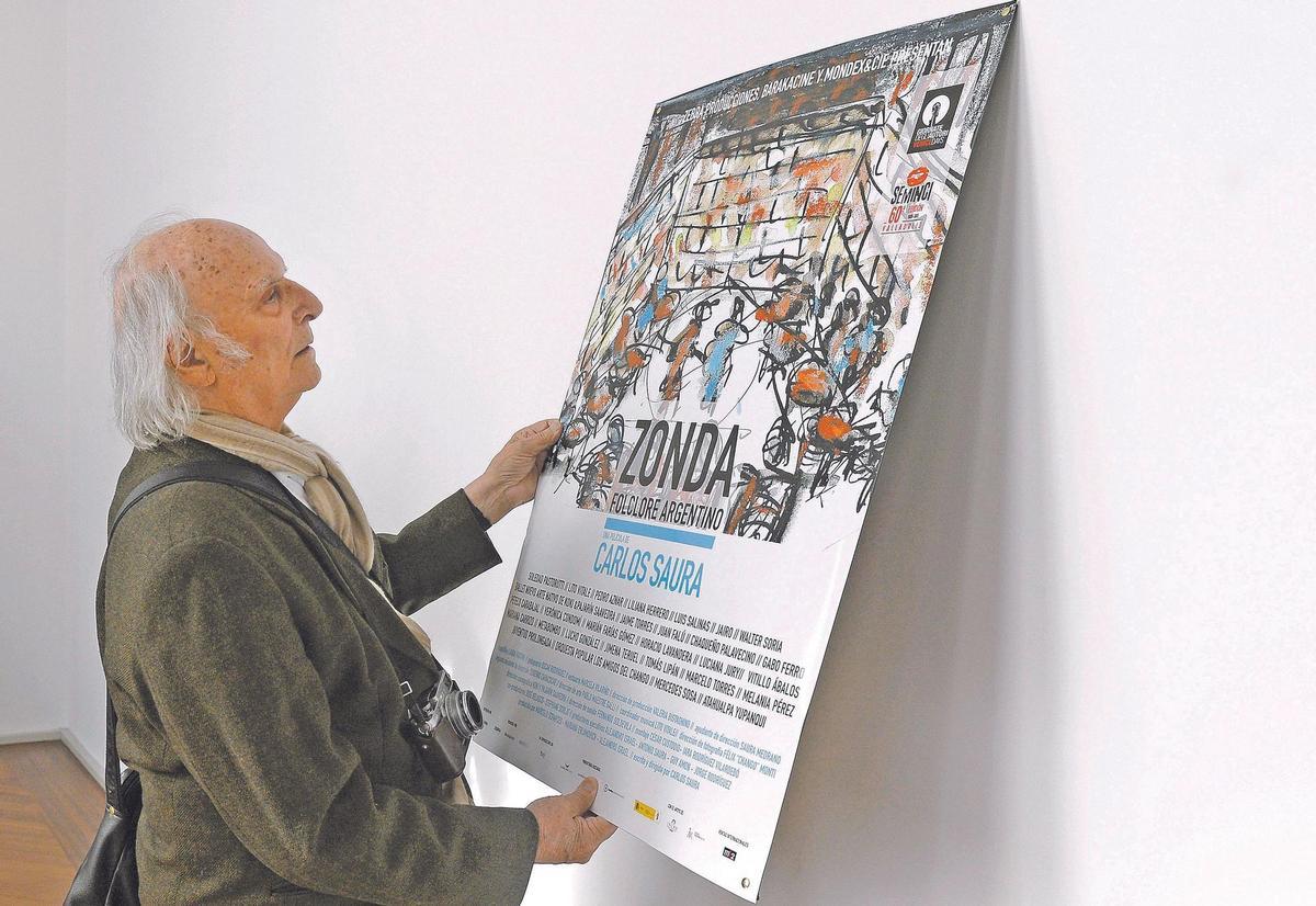 Carlos Saura, en la Seminci de Valladolid en 2015, con el cartel de ’Zonda, folclore argentino’. 
