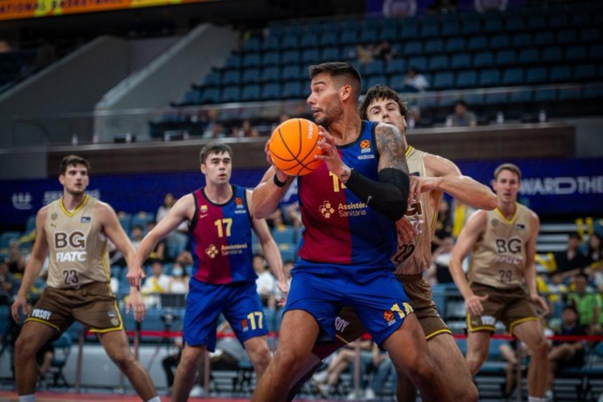 Willy Hernangómez, en una acción del encuentro ante el Bàsquet Girona