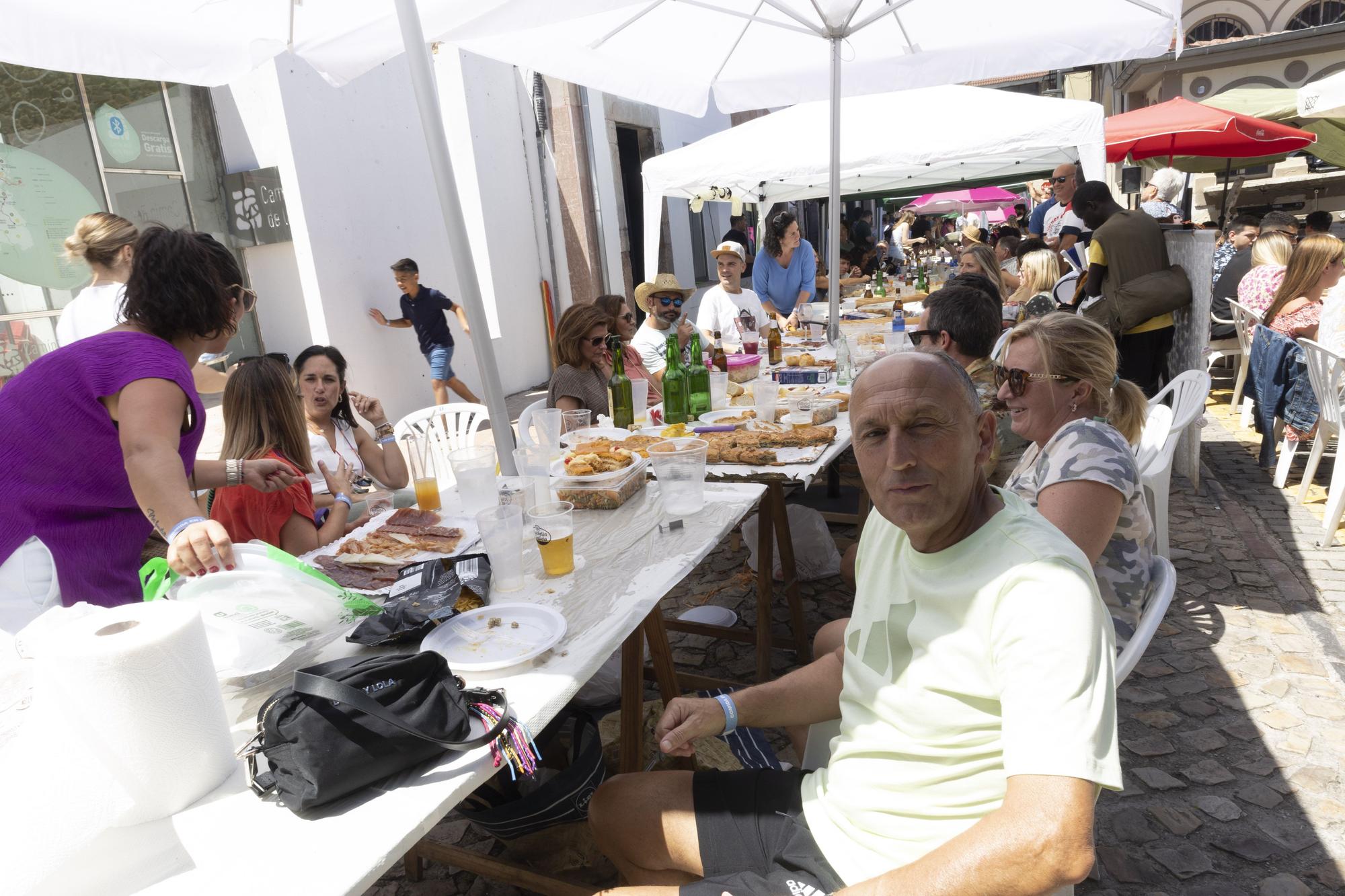 Grado hasta la bandera: lleno total en la comida en la calle de la villa moscona, más multitudinaria que nunca