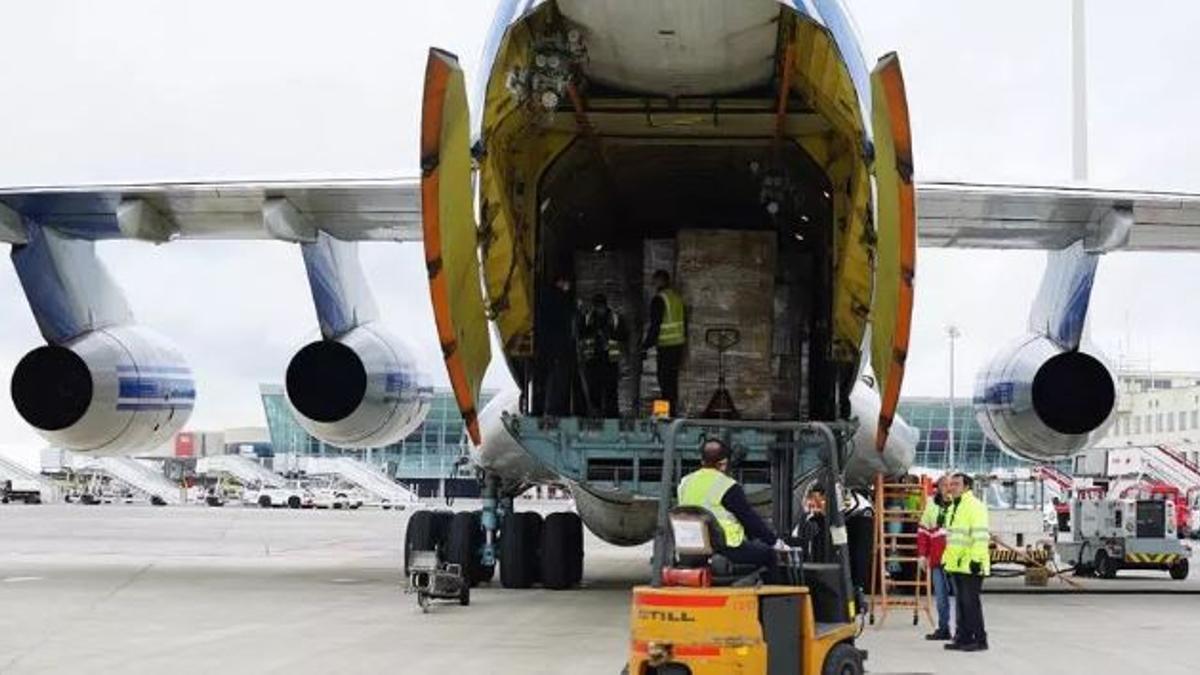 Llegada de un cargamento con material sanitario al aeropuerto de Son Sant Joan.