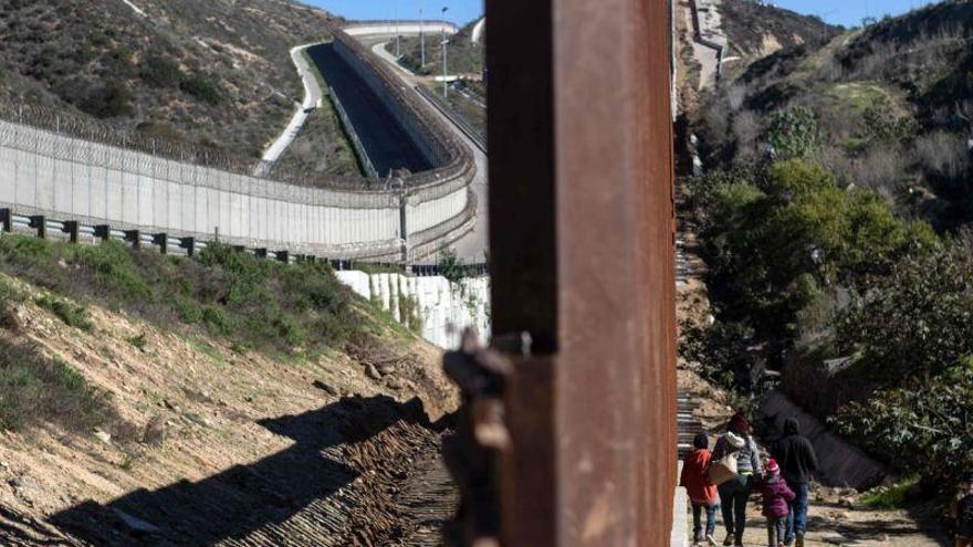 Trump dice que el muro con México será igual al de la casa de los Obama
