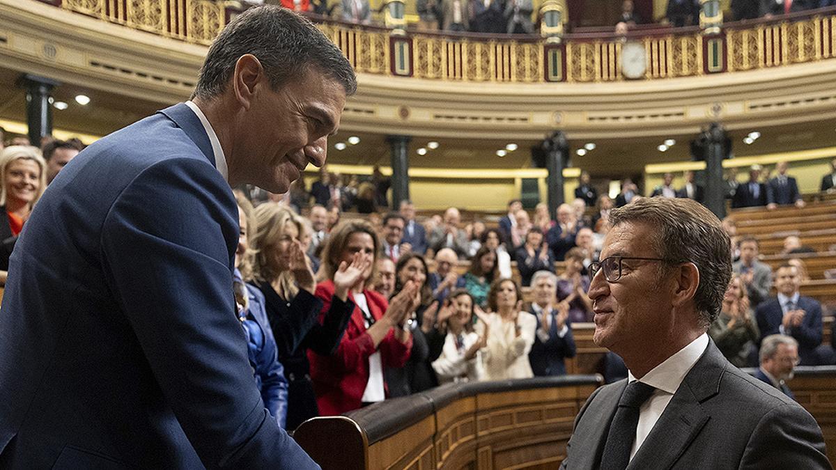 Pedro Sánchez saluda al presidente del PP, Alberto Núñez Feijóo, tras ser Sánchez votado de nuevo jefe del Ejecutivo en el debate de investidura.
