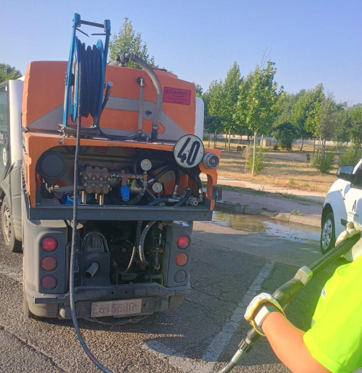 Baldeos en las calles de Alcalá de Henares.