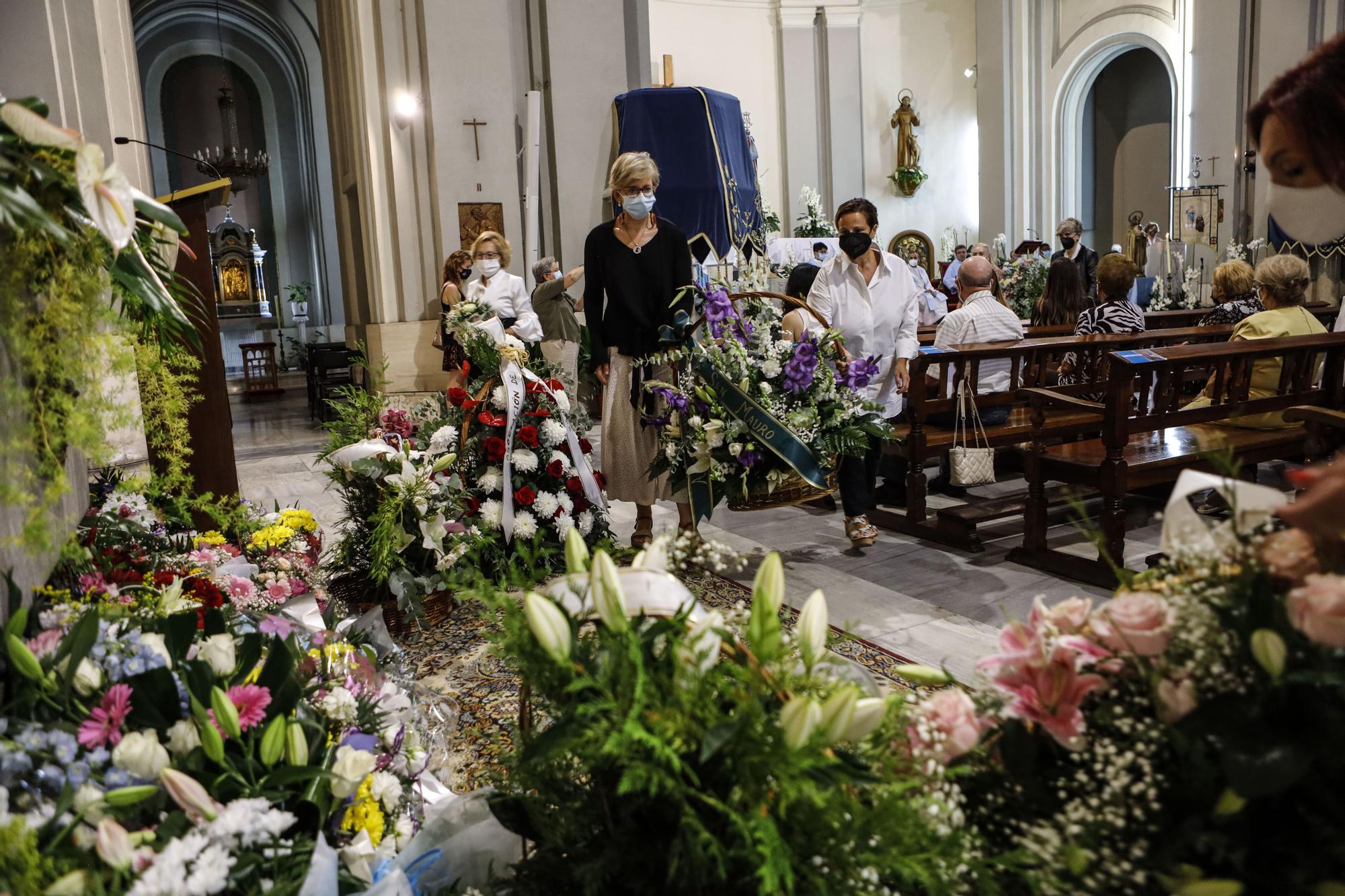 Alcoy homenajea a su patrona con flores