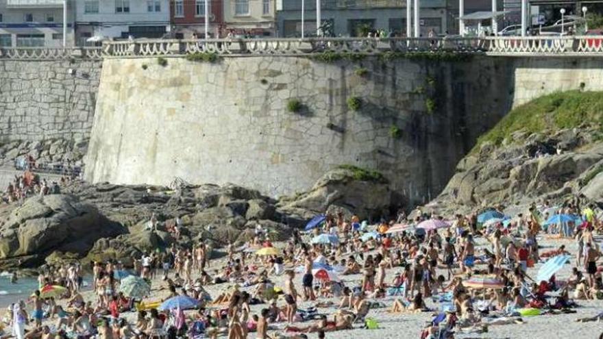 Bañistas en la playa de Orzán.