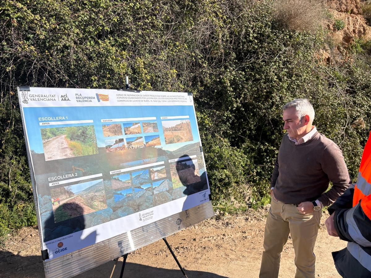 El conseller de Agricultura, Agua, Ganadería y Pesca, Miguel Barrachina, observa las actuaciones realizadas en Acequia de Chelva.