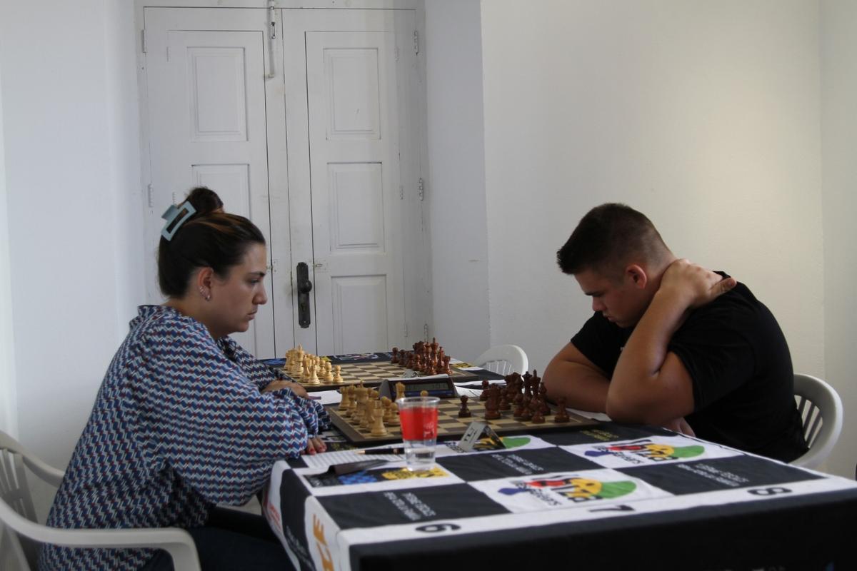 María Magdalena Sastre y Adrían Reina en plena partida en el Ibiza Chess Festival.